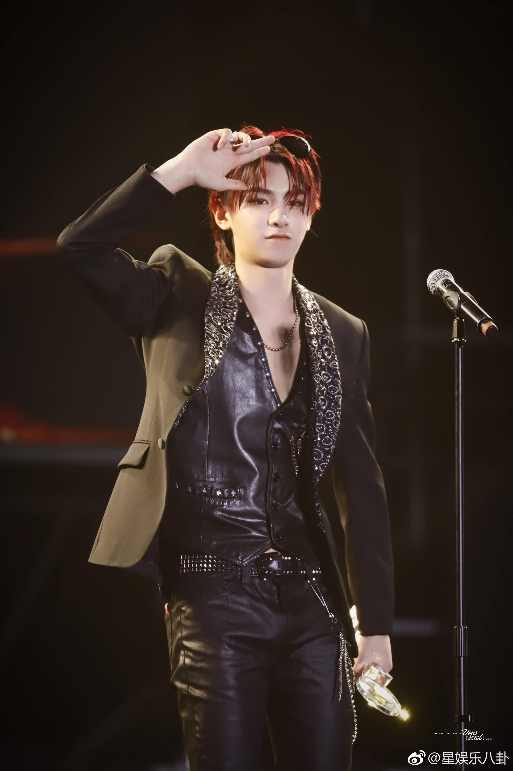 黄明昊亚洲音乐盛典舞台饭拍图:不羁发型,超酷皮裤,帅气十足