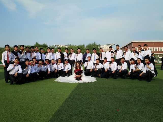 全班40人仅1个女生他们为她披上婚纱宠成了女神