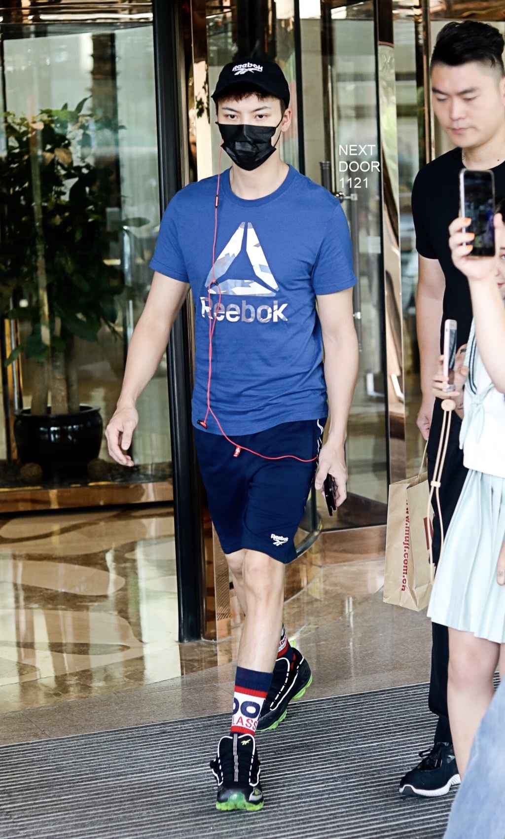 陈伟霆开工短袖短裤上阵很夏天