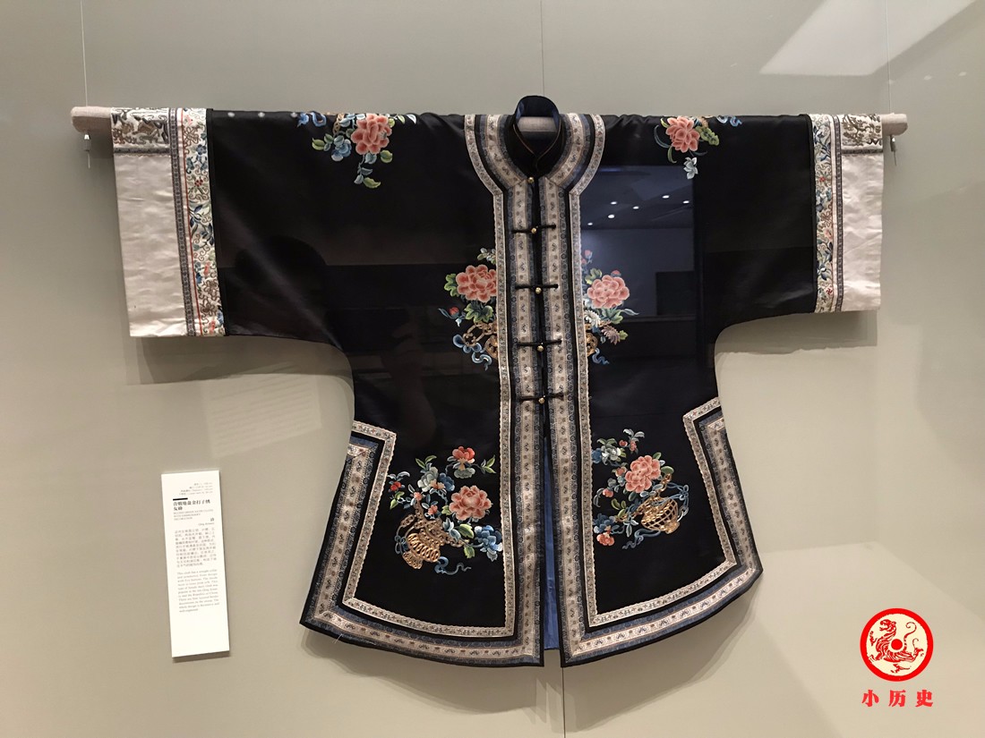 清朝贵妇穿这样的衣服,精美华丽,跟电视剧差别大