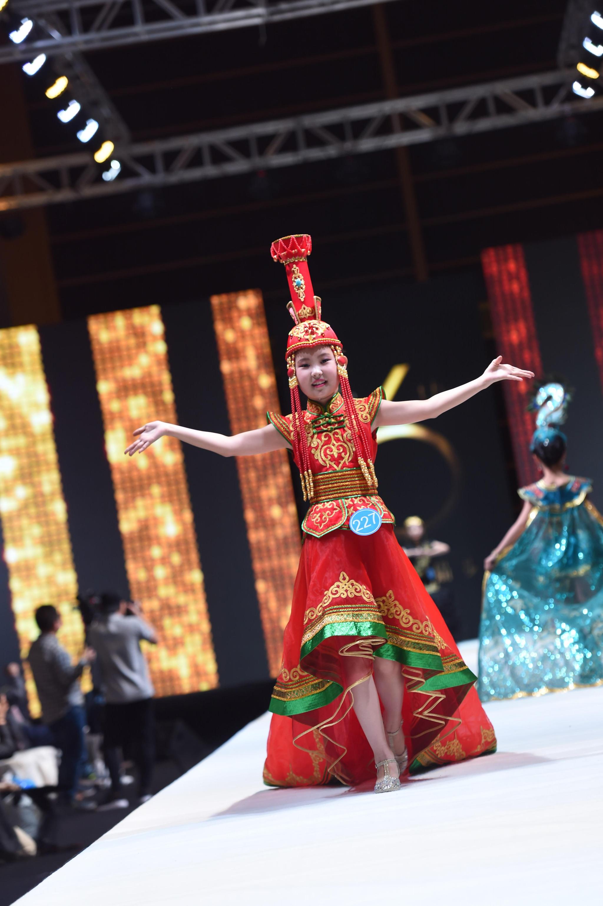 中国好猫步总决赛将内蒙古族民族的豪迈洒脱气质展示的淋漓尽致