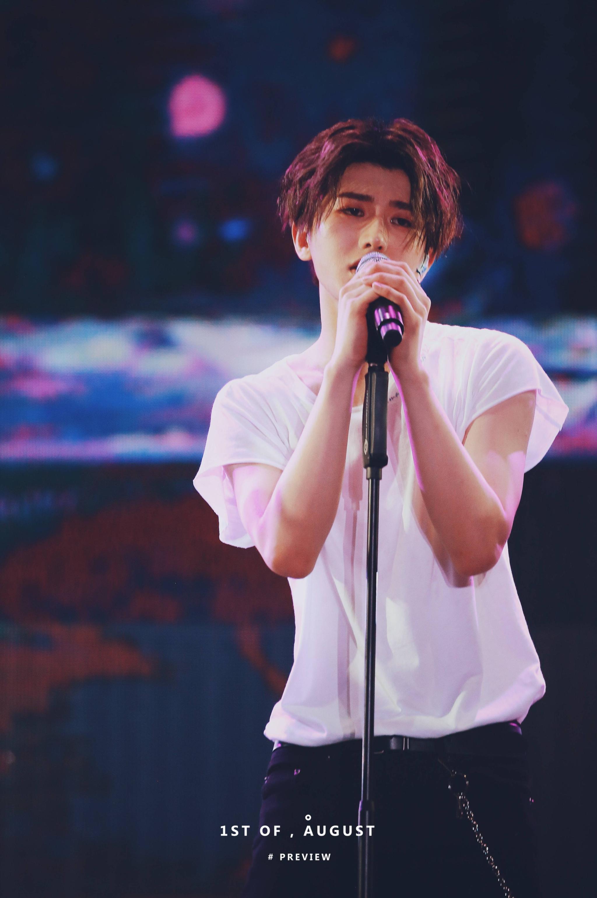 蔡徐坤湿身 台上的小狮子,台下的小奶狗