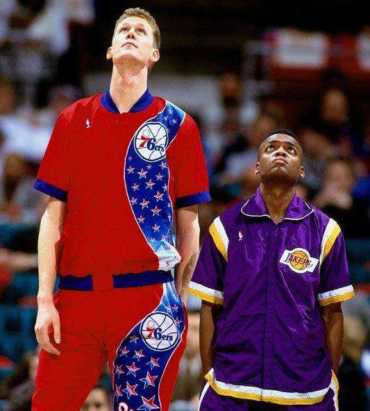 而 布拉德利那场比赛首发出场打了22分钟,只有1投0中,全场砍下0分2