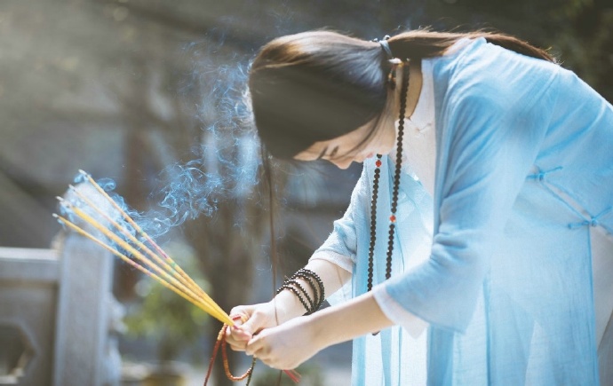 佛前供香、花、水、果、蜡烛有什么含义?|平安|供香|菩萨_新浪新闻