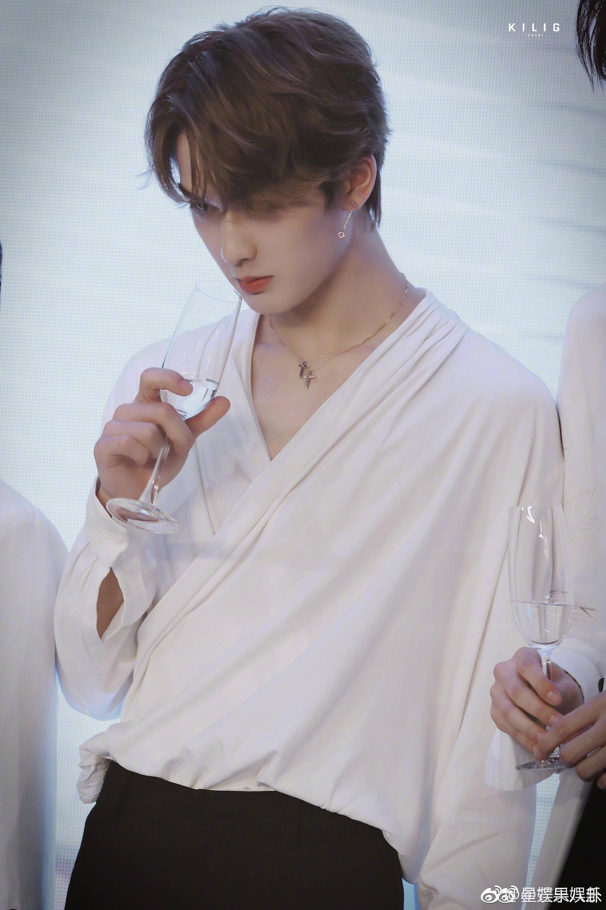 朱正廷撩粉 朱正廷白衣  @theo-朱正廷 杭州出席品牌活动,真是人间