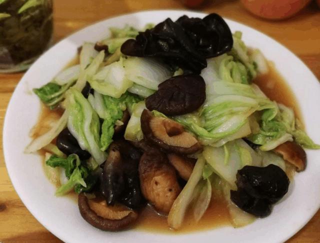 素炒白菜香菇配上几朵木耳色味俱佳还能解油腻清肠胃