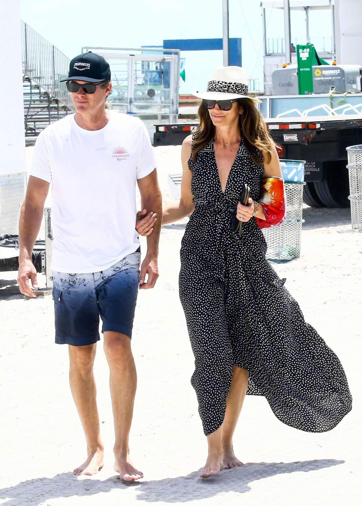 辛迪克劳馥身穿印花长裙和丈夫rande gerber在迈阿密海滩散步享受假日