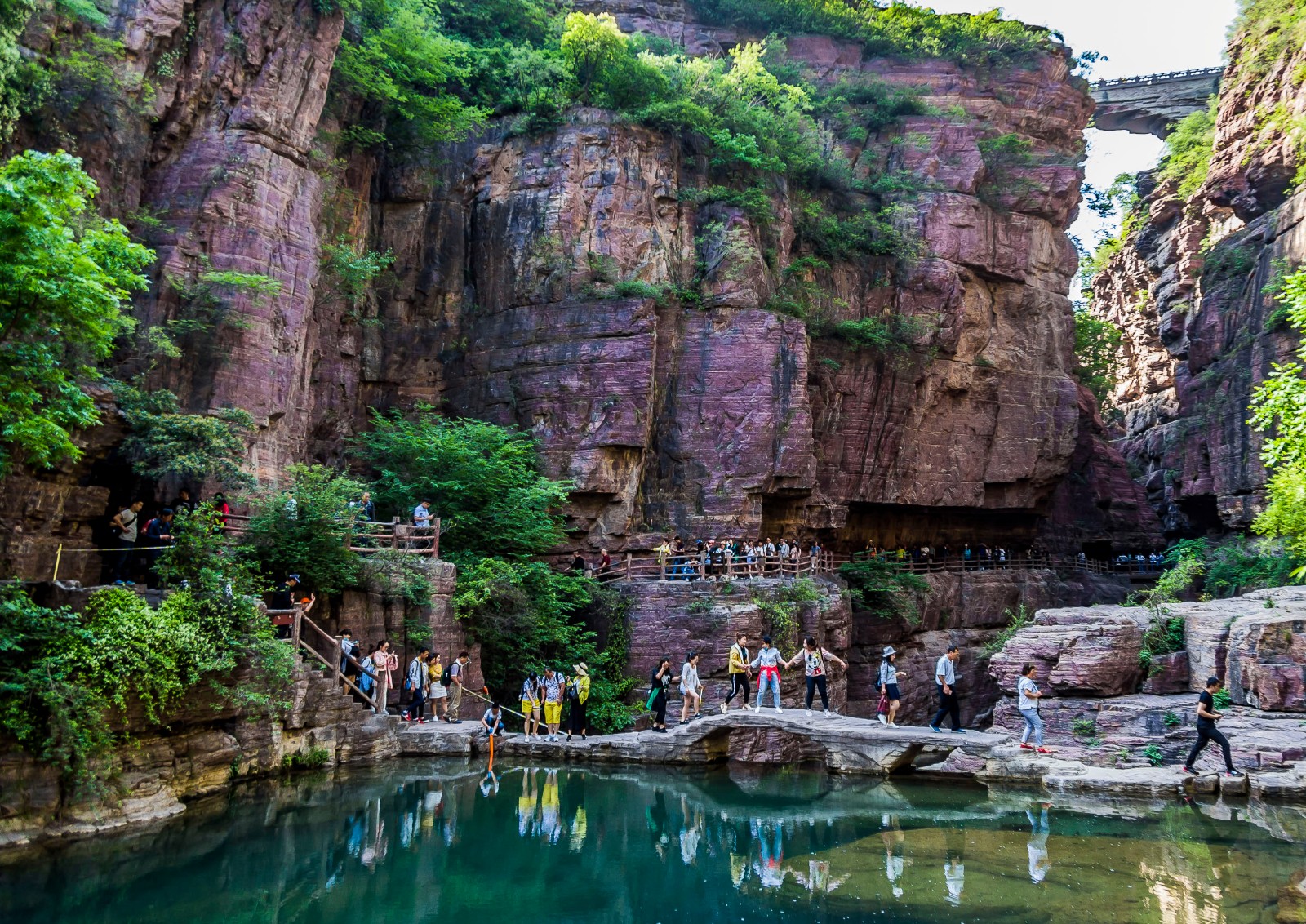 红石峡是河南焦作云台山景区的精华景点,峡谷全长1,500米,它集泉瀑溪