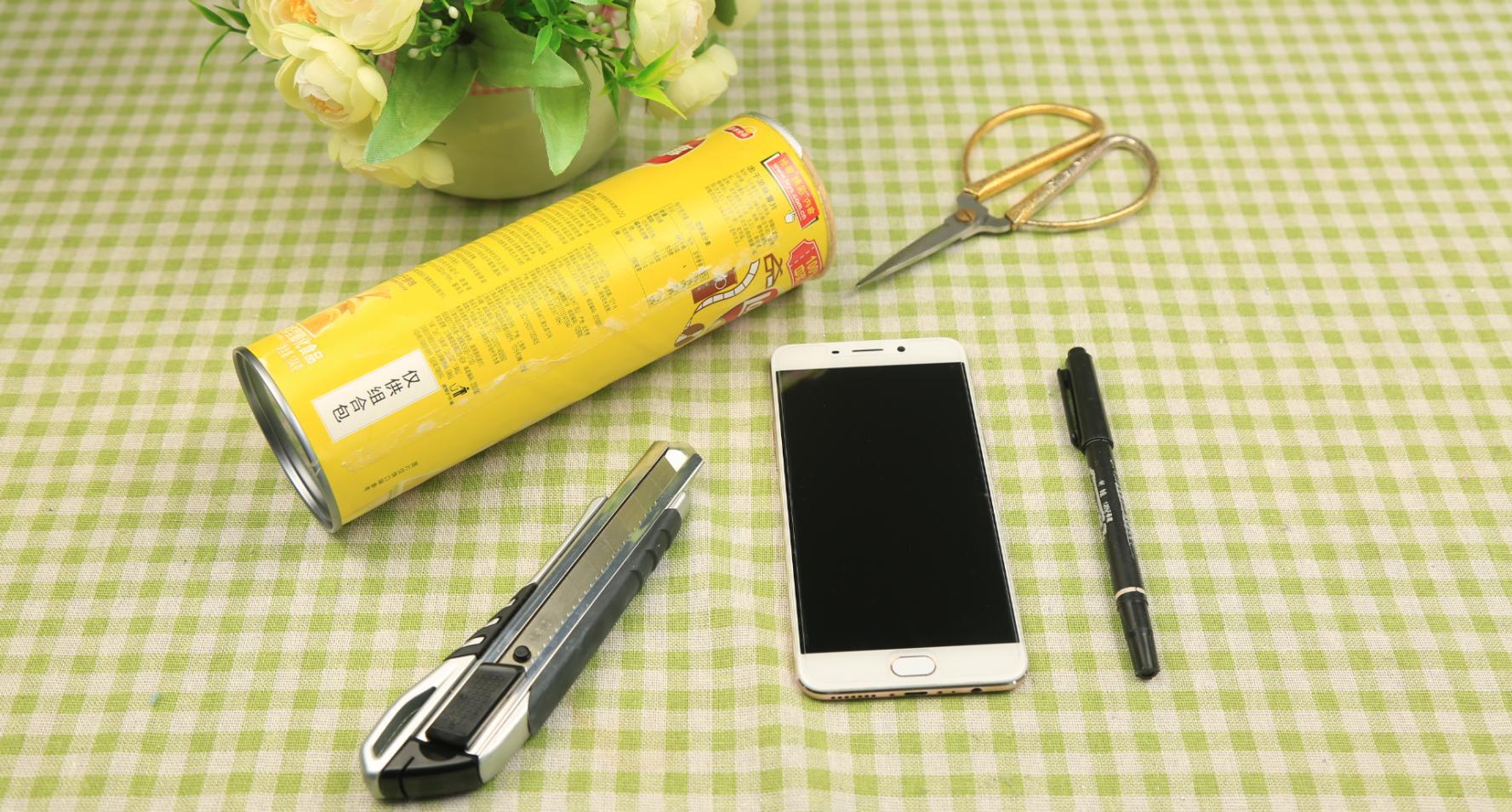 空薯片桶变身实用小工具, 改造成一个手机支架, 用着好方便