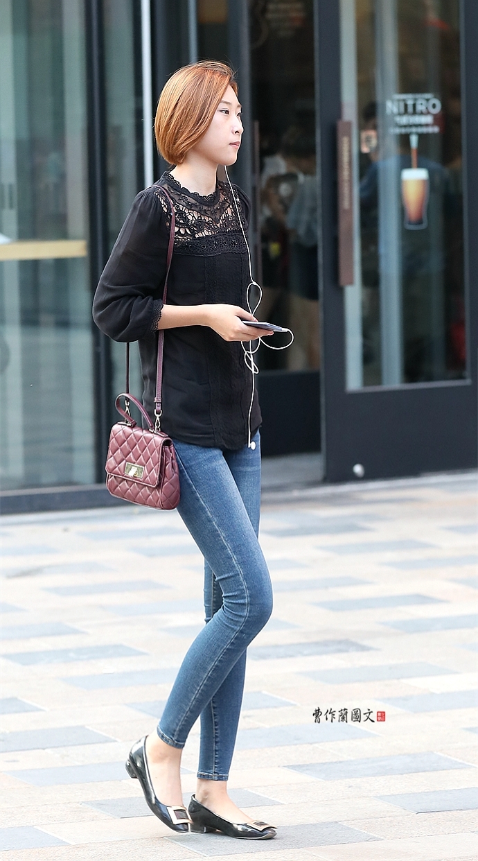 街拍凸显好身材曲线的牛仔裤美女