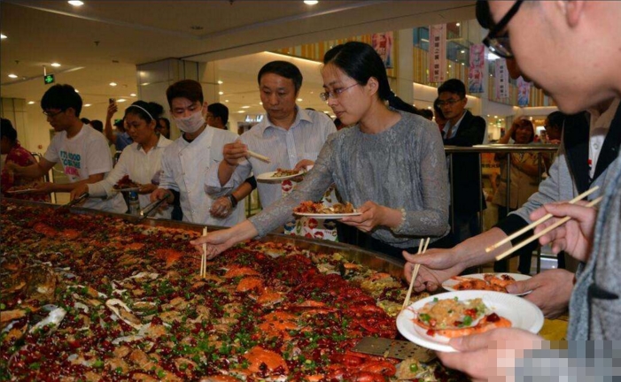 500多斤海鲜免费吃,路人一拥而上,满满的一桌海鲜瞬间抢吃一空