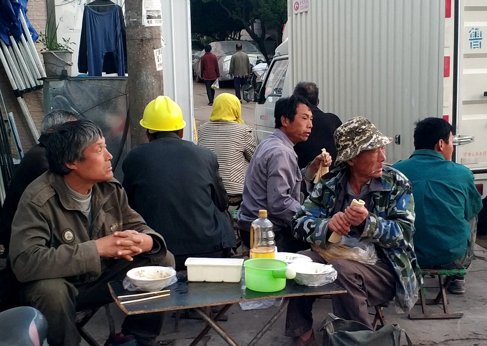 青岛劳务市场 零活日薪230 工资当天结算 晚餐吃猪肉喝白酒