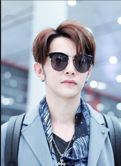 37岁的汪东城现身机场 英俊帅气和女粉丝挥手告别亲和力十足