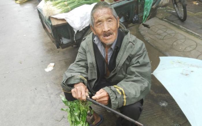 农村八旬老人摆摊卖菜,阴雨中摆摊却不为挣钱,真相令人心酸