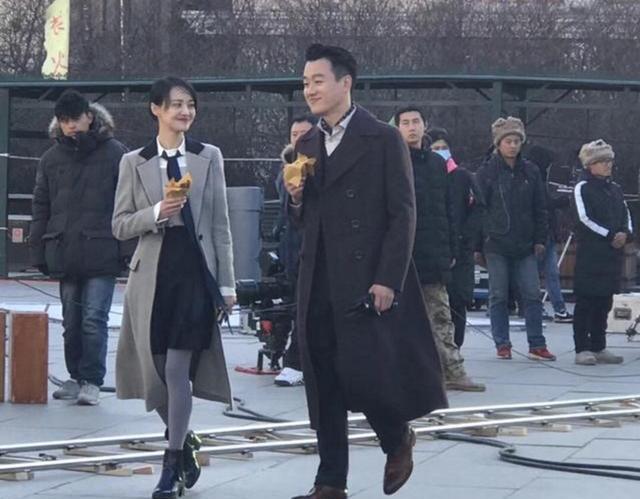 郑爽"被骂"不在意, 心情好打扮自己与佟大为一起吃地瓜