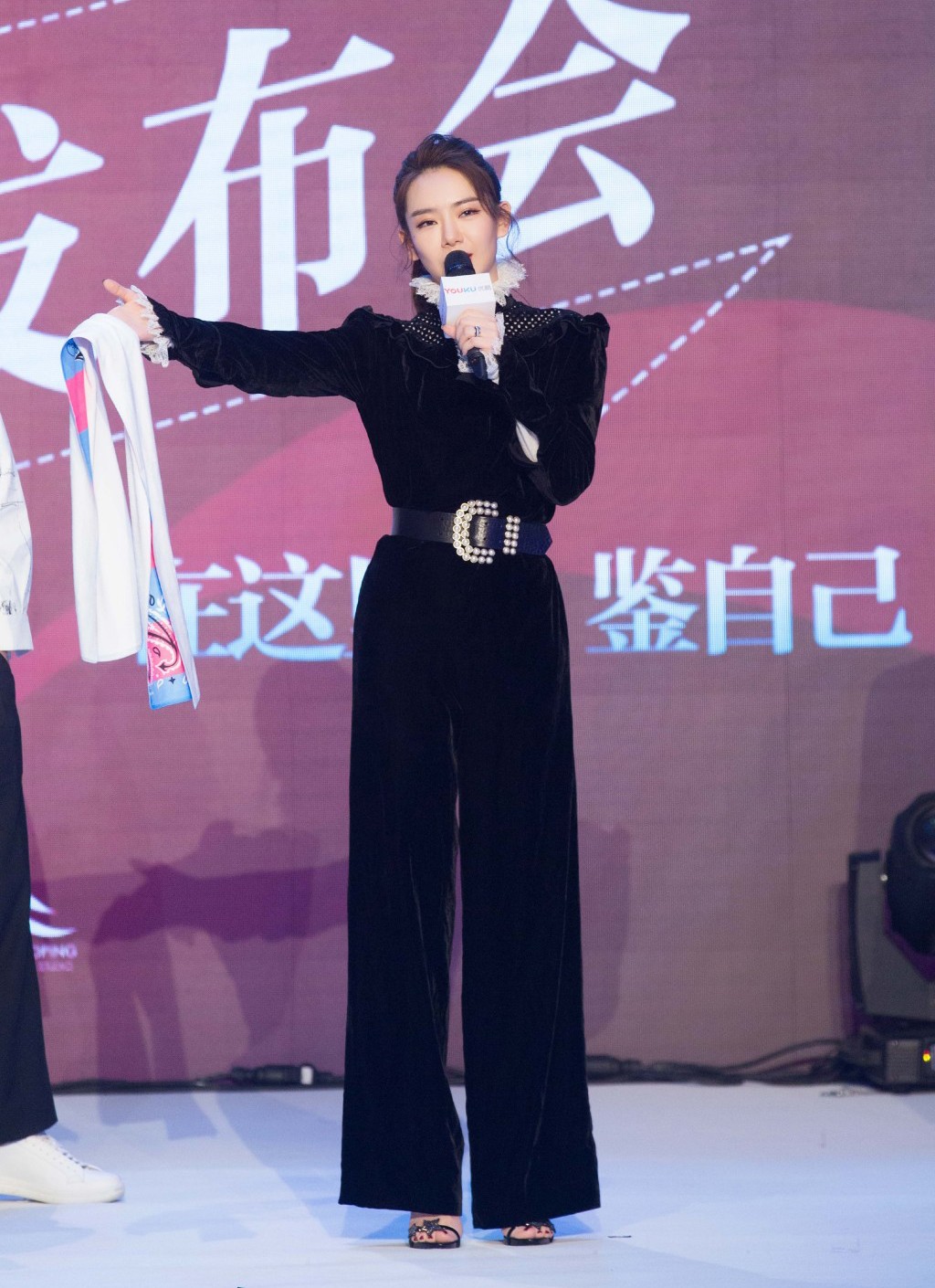 戚薇魅惑大红唇超美艳!一袭黑色连体裤脚蹬恨天高 御姐范十足