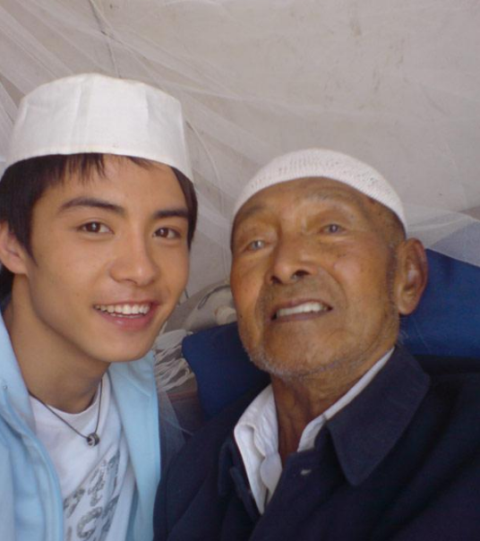 5岁丧母,遭父亲抛弃,16岁就四处打工,如今被他的电视剧霸屏