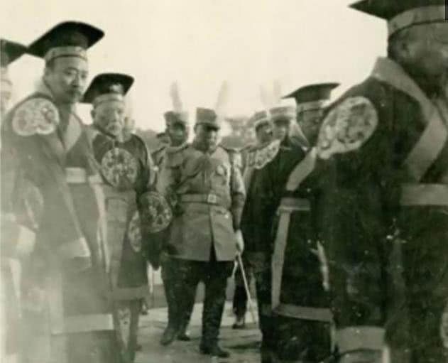 罕见历史老照片:1915年袁世凯身穿龙袍登基的全过程