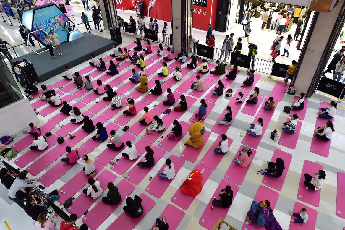 太原一商场百人练瑜伽 场面震撼