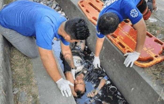 女子在臭水沟发现醉酒汉, 报警求助却被吐一身, 网友: 好人没好报