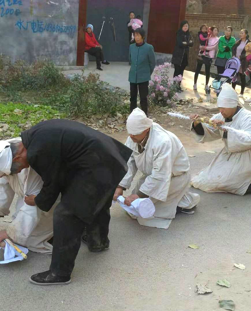 实拍农村出殡全过程,解乡村丧葬习俗,村民传统风俗送别至亲__财经头条