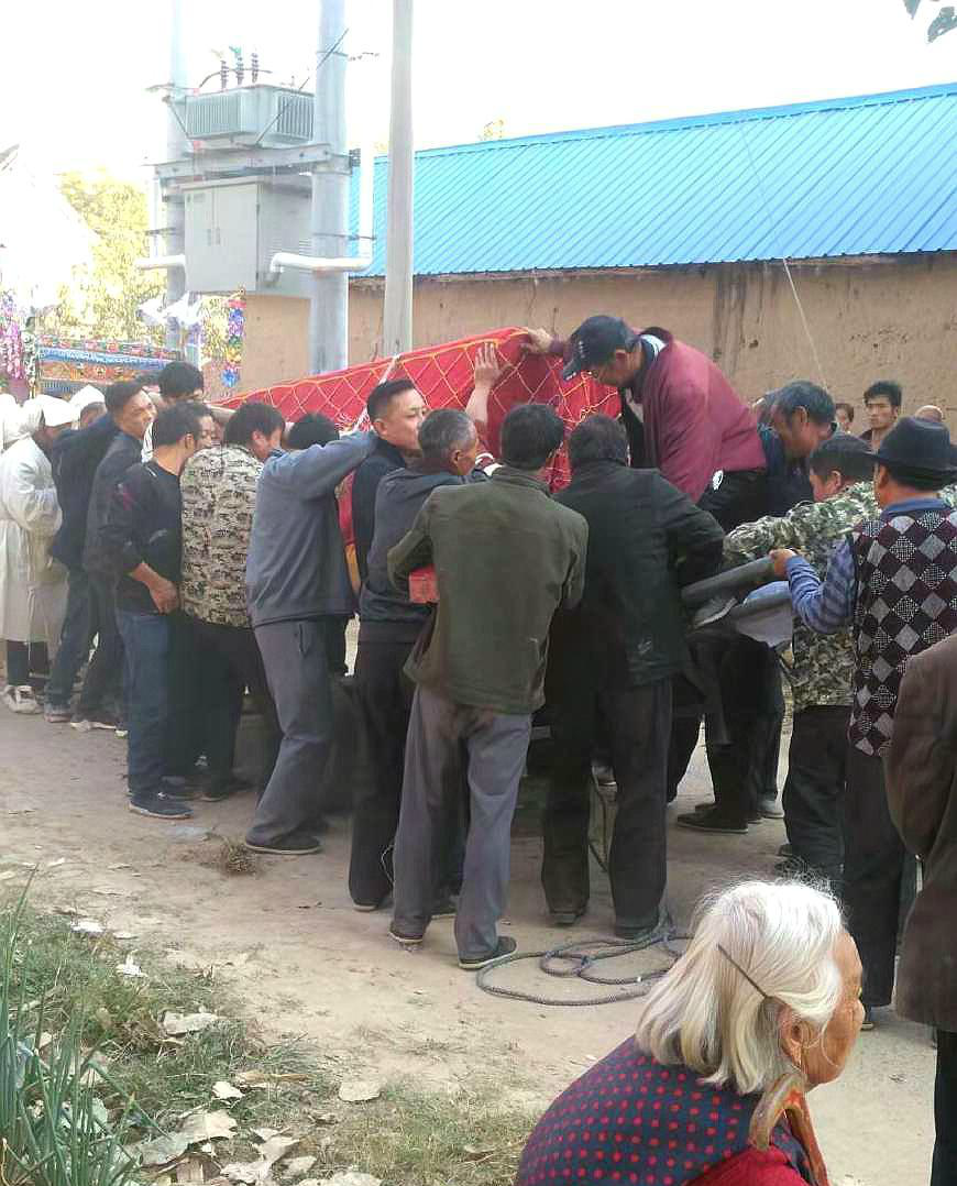 实拍农村出殡全过程,解乡村丧葬习俗,村民传统风俗送别至亲__财经头条