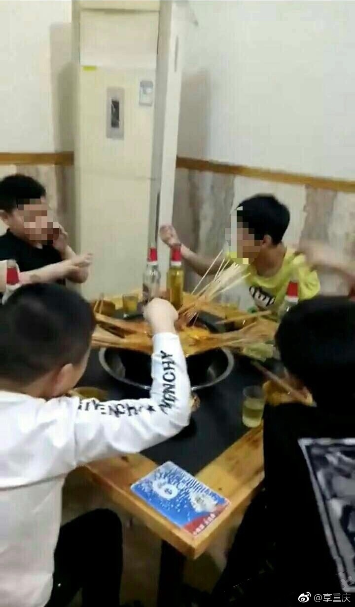看到领桌有4个小学生在那划拳喝酒