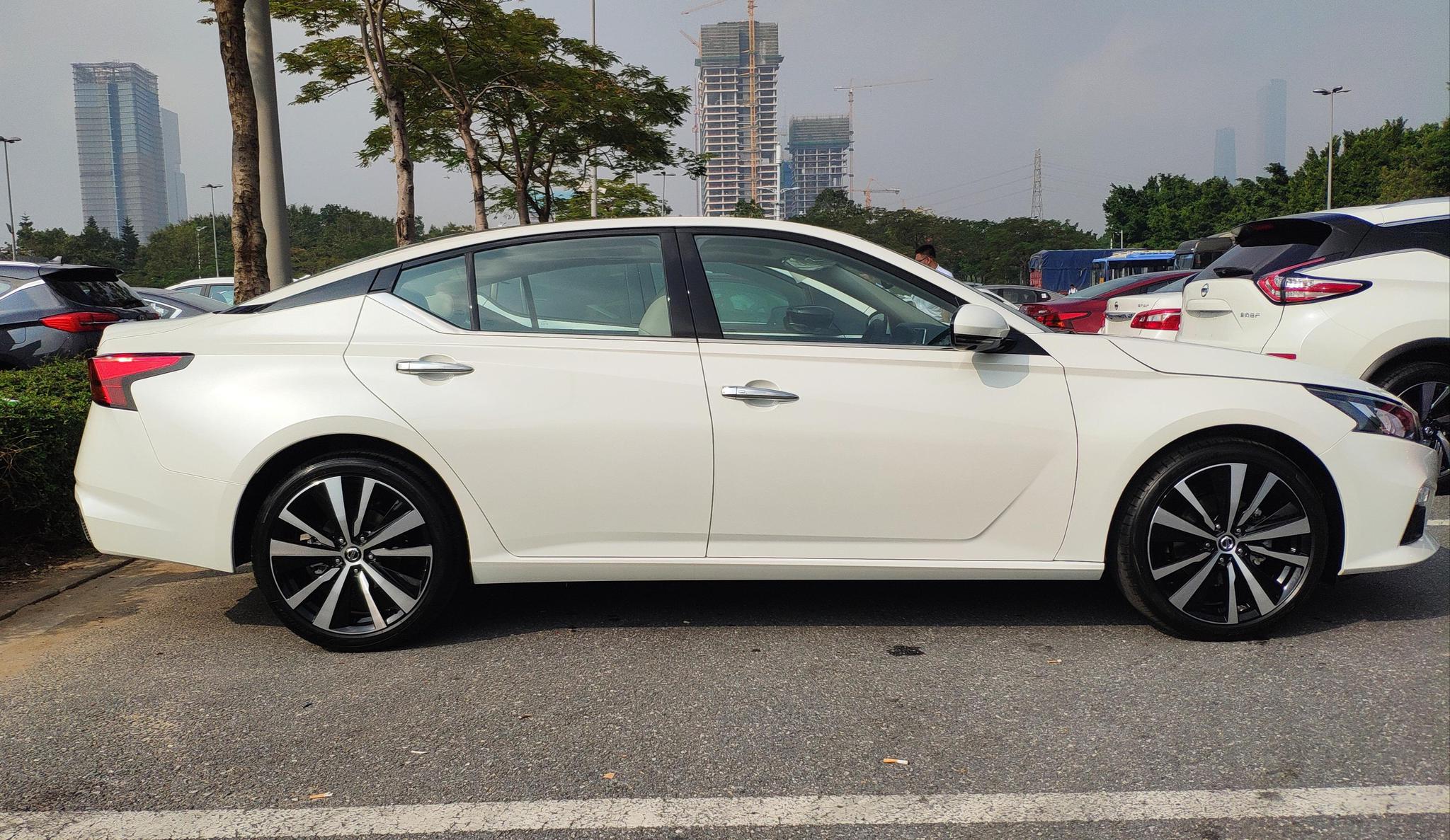 首批2019款日产天籁到店,移动大沙发秒变运动型男,叫板全新迈腾