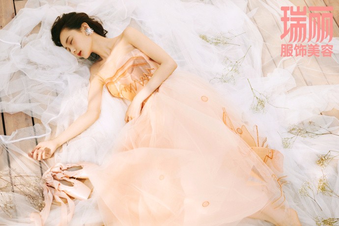 李一桐拍摄封面大片,沐浴着阳光神情慵懒,活泼灵动,仙气环绕