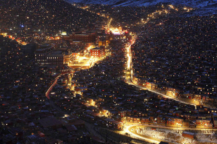 色达的万家灯火远看如同星星点点每一盏灯代表不仅仅是建筑