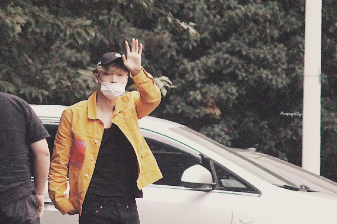 张艺兴穿黄色外套内搭黑色背心现身机场 黄黄