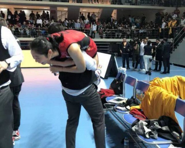 惊心!粉丝突袭中国女排队长,两米高朱婷被人扛肩上瞬间吓坏!