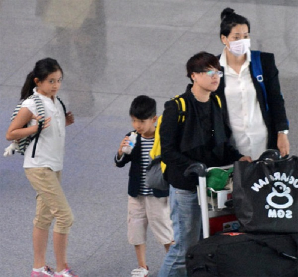 毛阿敏全家照,与百亿隐形富老公恩爱多年,网友:女儿"美炸了"