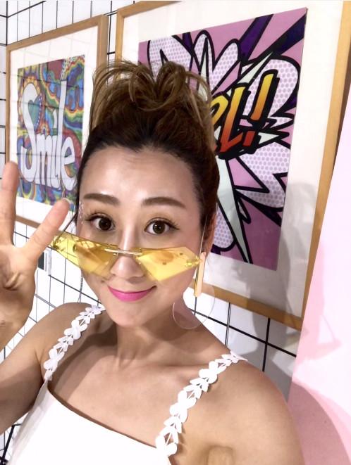 蒋丽莎晒照皮肤紧致光滑,五年生四胎竟如此抗老