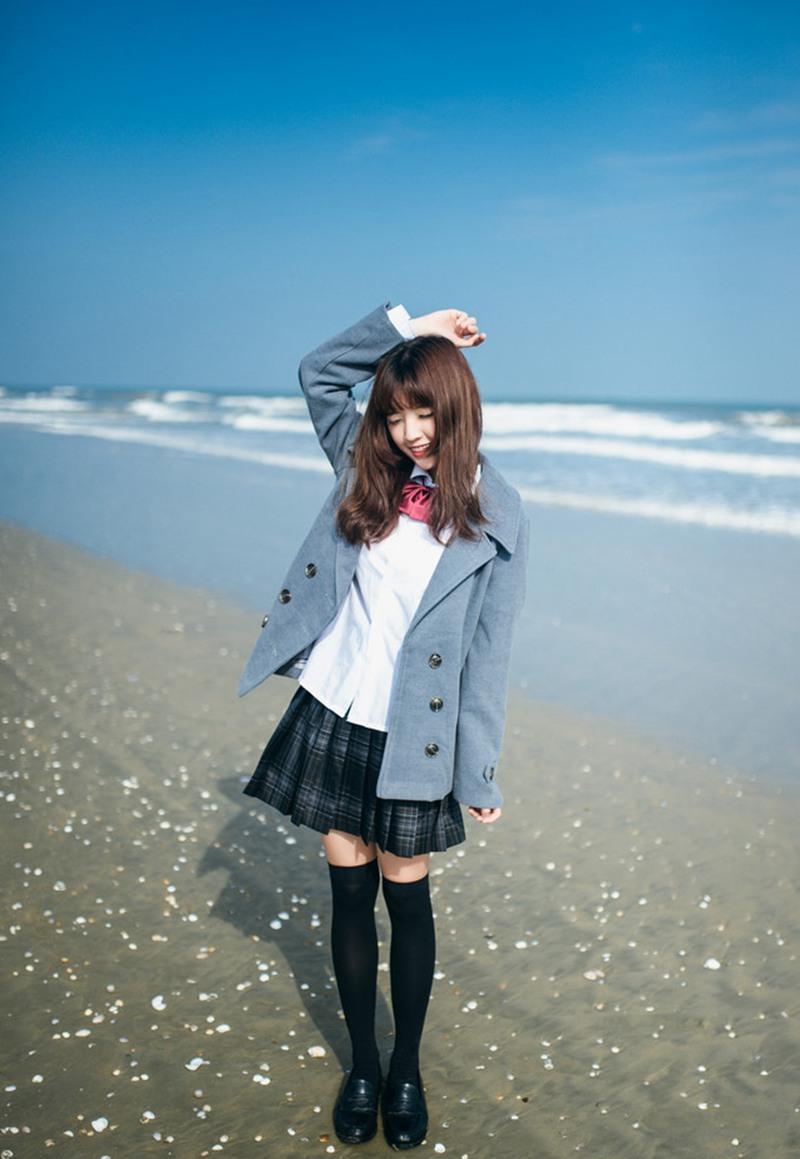 16岁的表妹第一次去海边显的格外兴奋, 穿搭学生短裙很受众人赞美