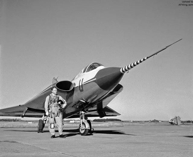 超越时代的双三角翼瑞典萨博35龙式战斗机