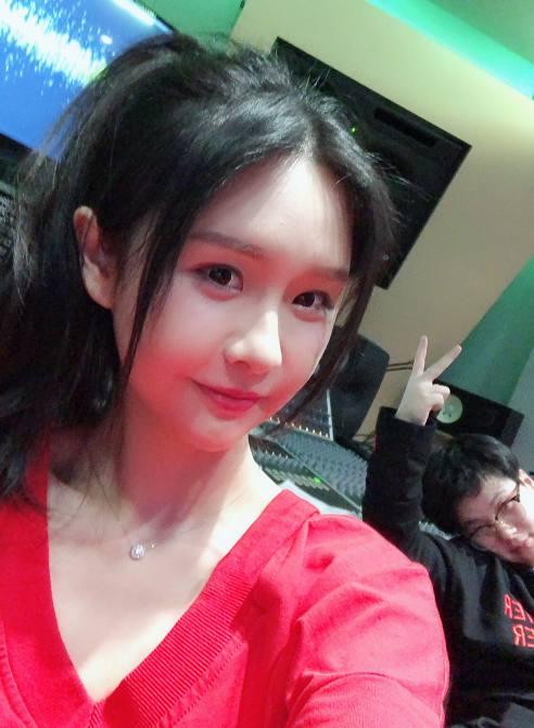 阿冷化身嘻哈小姐,墨镜,金链子玩音乐,网友:就差一根烟了!