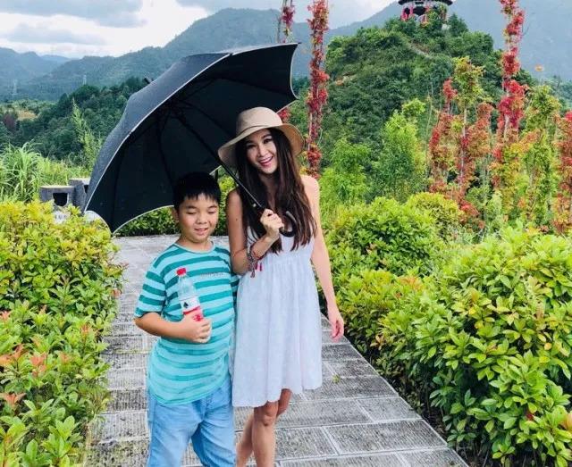 温碧霞与老公冷战4个月后感情更坚固,1家3口难