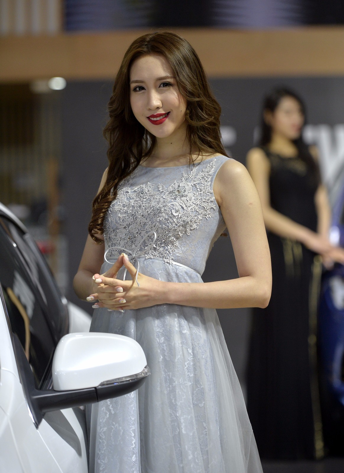美女车模车展微笑甜美傲人身材十分吸睛