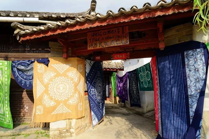 扎染这种工艺是将布料的不同部分扎起来,放入染料之中,利用过程中部分