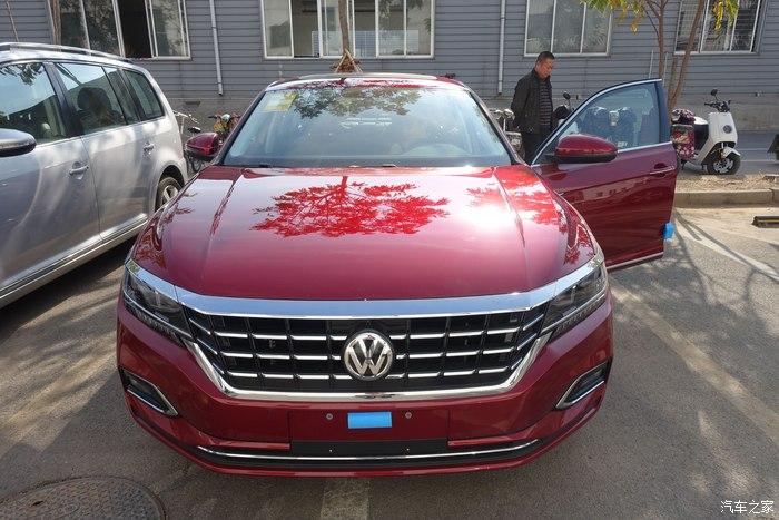 首台2019款大众帕萨特红色实车到店, 运动感完全不输全新c