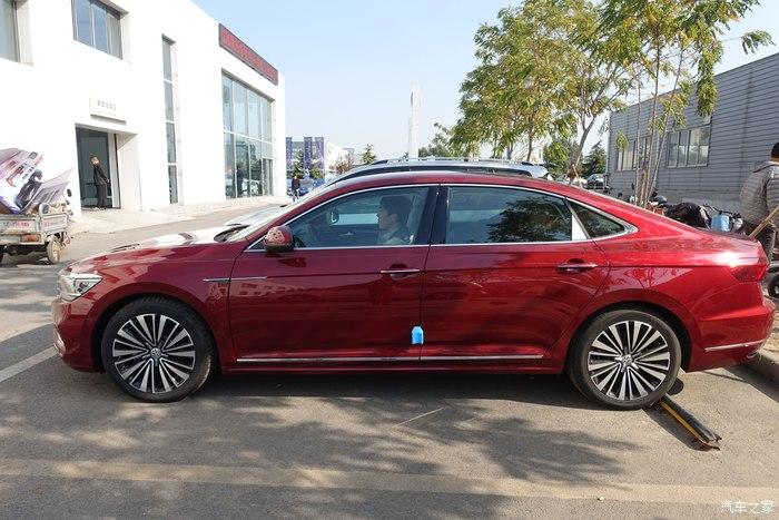 首台2019款大众帕萨特红色实车到店, 运动感完全不输全新c