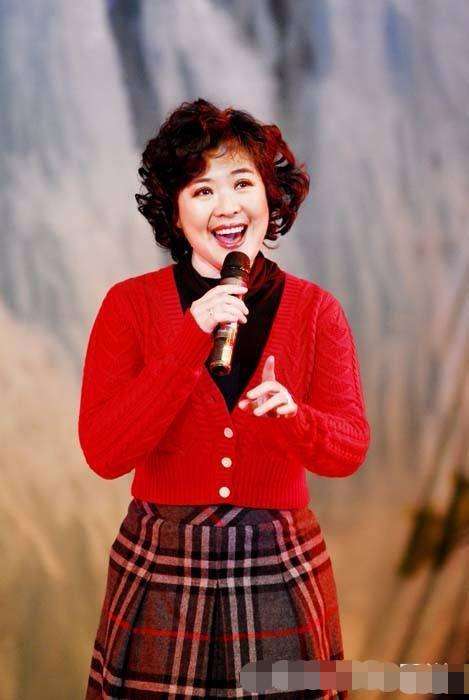 1959年出生的万山红如今年近60,但皮肤依旧很紧致,完全不像快60的人.