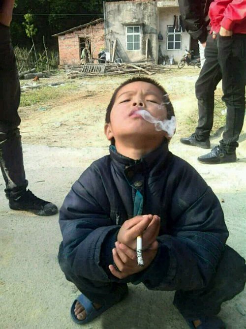 搞笑图片:大哥,你这样带孩子,你老婆知道吗?