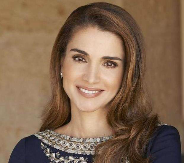 图揭约旦王后拉尼娅年轻时罕见照,长相甜美,没架子