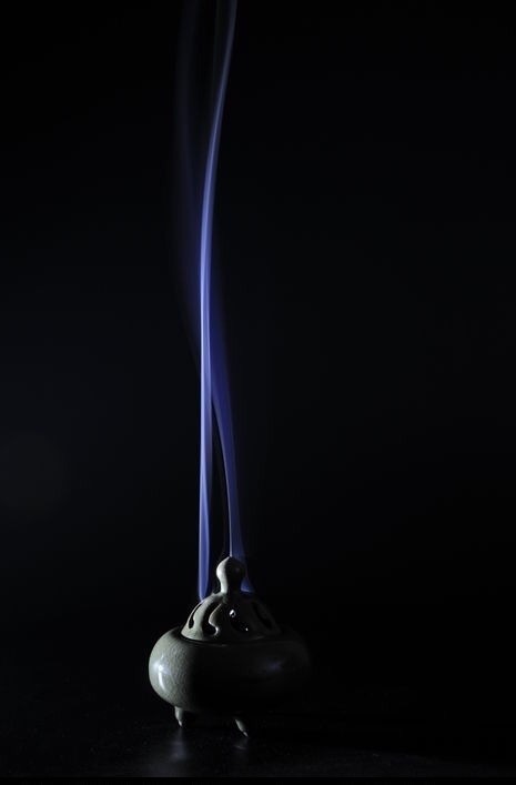 炉香温火热,一缕青烟腾,烦杂随烟飘,静在道中守夜