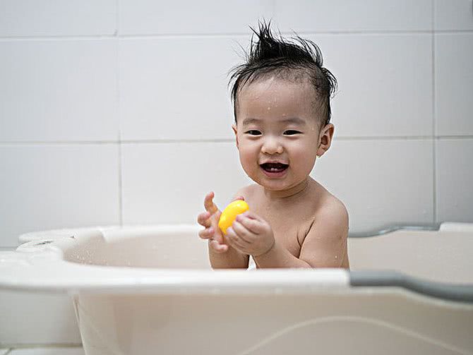 从洗澡中看宝宝性格,洗澡有这3个表现,日后不