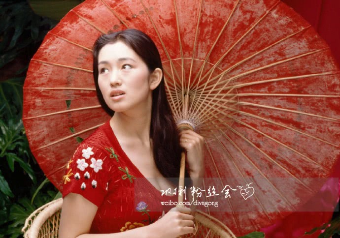 53岁巩俐穿花旗袍拍写真笑容甜美身材傲人