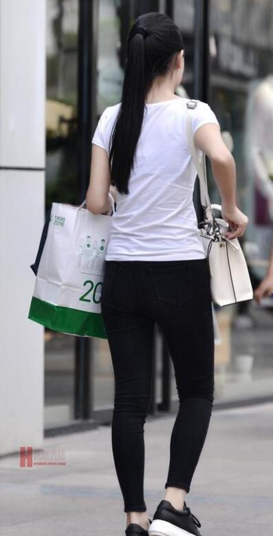 紧身黑裤配白t恤, 美女很有时尚品味, 打造迷人的身姿!