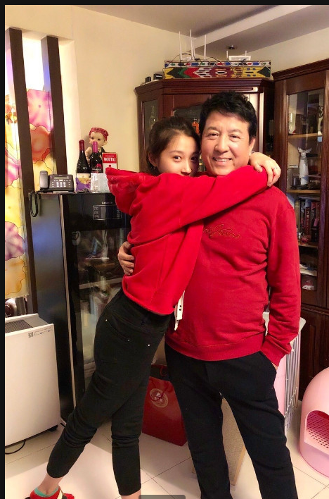 关爸晒与女儿关晓彤合影好有爱的一对父女520秀了一把父女情